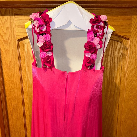 Badgley Mischka Collection
Floral Beaded-Strap Overlay Gown size 6 - Picture 11 of 12